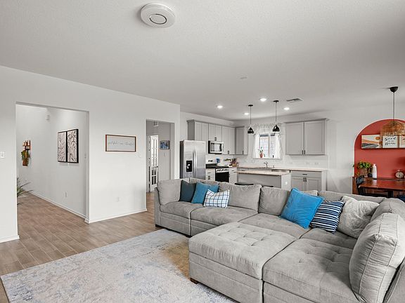 3rd image of 500 Pickrell Loop