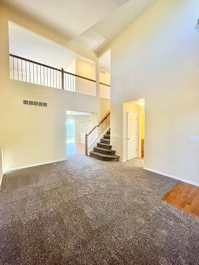 Stunning Home in Aurora — Photo 4