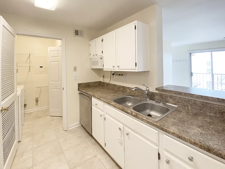 635 Granville Ct — Photo 21