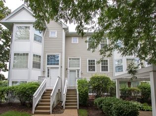310 Hidden Creek Ln, North Aurora, IL