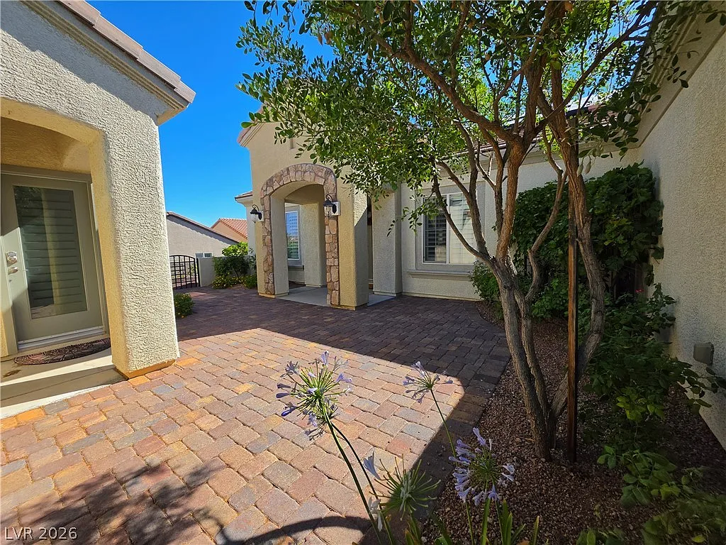 2 bed, 2.0 bath, 2401 sqft, $3,000 — Photo 3