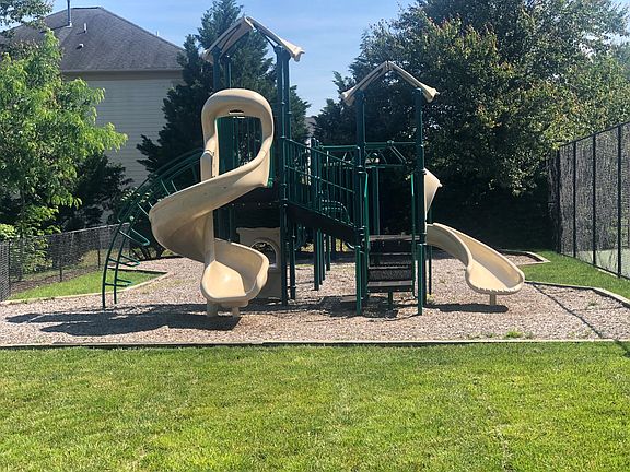 4th image of 1004 Saunders Dr