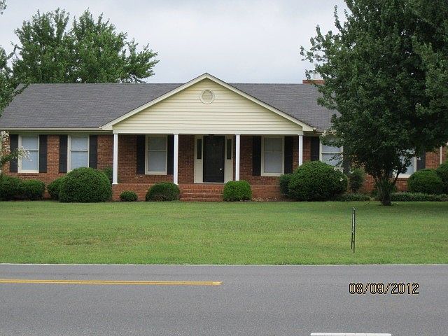 Lovely Ranch home with Rocking Chair front porch