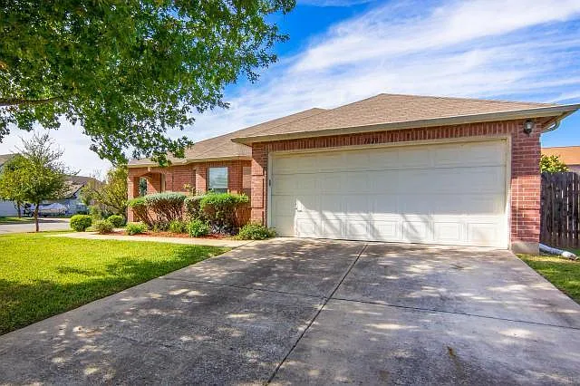 3 bed, 2.0 bath, 1900 sqft, $2,295 — Photo 1