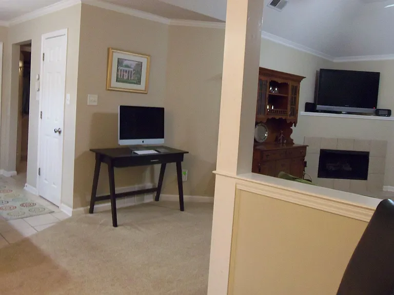 140 Center Springs Dr — Photo 4