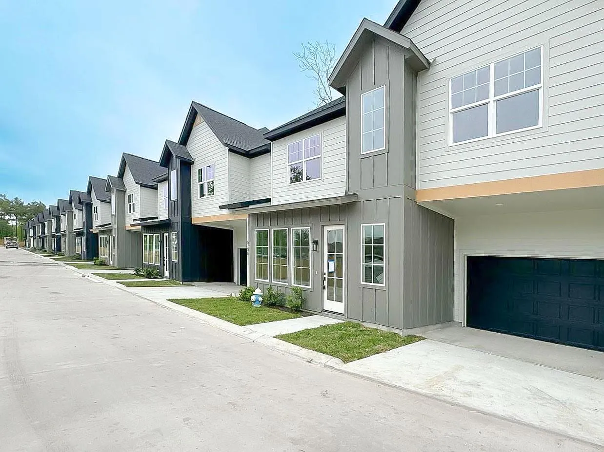 3 bed, 2.5 bath, 1633 sqft, $2,295 — Photo 1