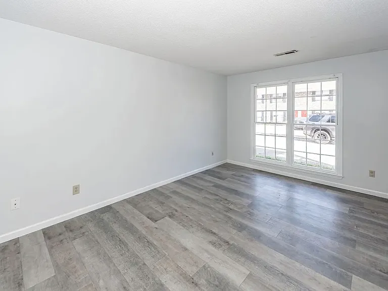 120 Colonial Ct — Photo 4