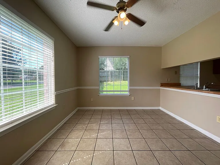 9025 Creekside Dr — Photo 3