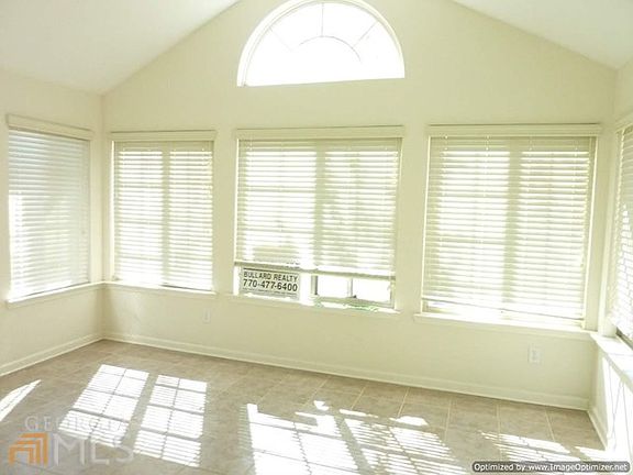 5th image of 308 Gladstone Dr