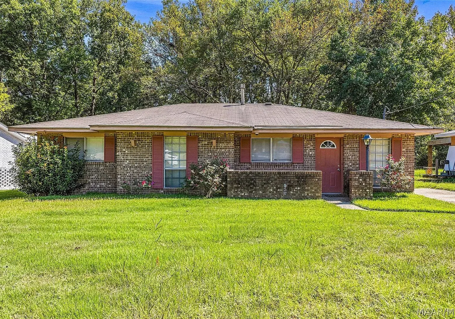 Beautiful 3 Bed 2 Bath Ranch style home — Photo 2