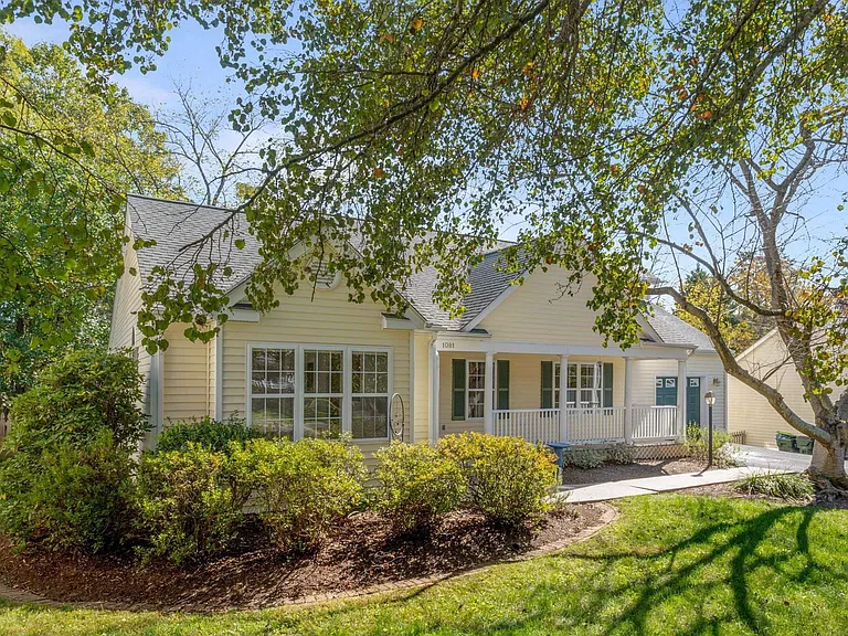 1081 Wintergreen Ln — Photo 4