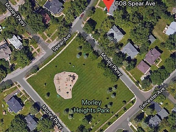 3rd image of 608 Spear Ave