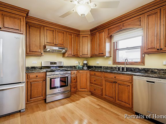 5th image of 8260 Meadowwood Ave