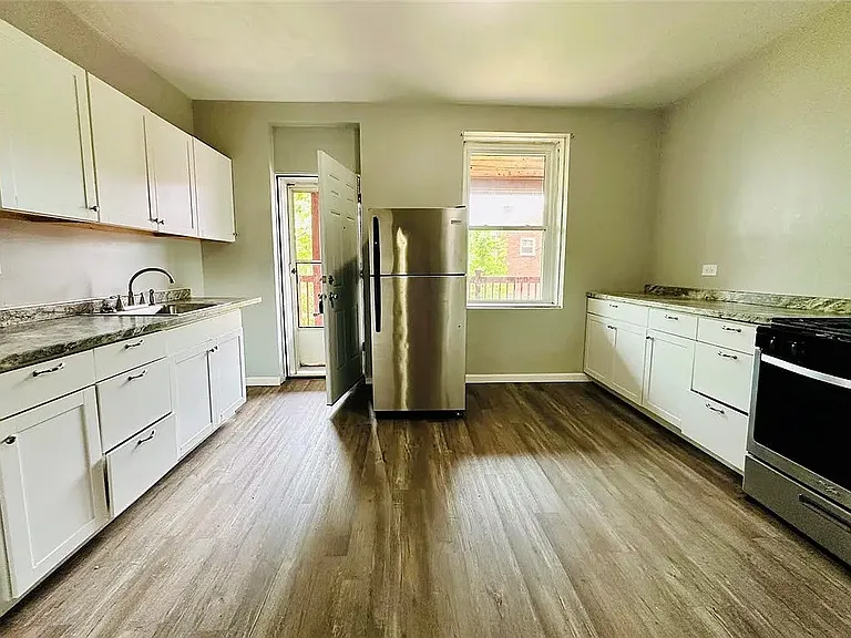 2208 Woodstock Ave #3 — Photo 3