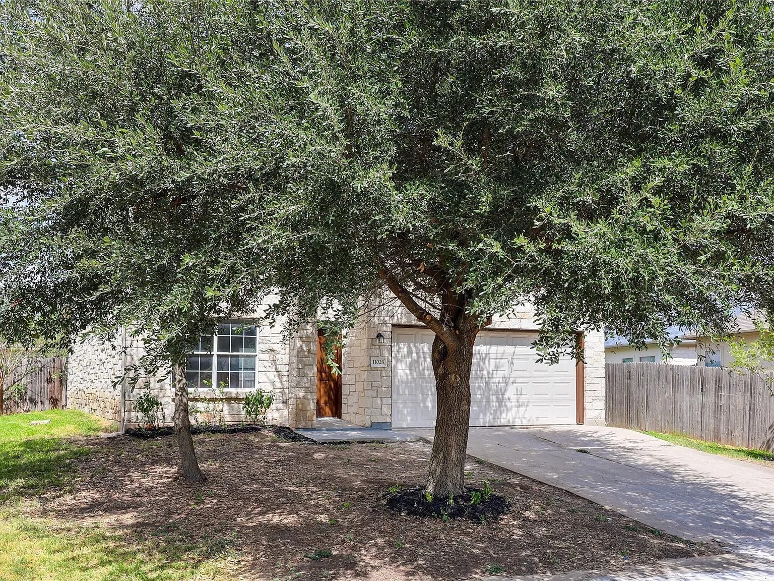4 bed, 2.5 bath, 2490 sqft, $2,300 — Photo 3