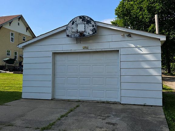5th image of 302 N Van Buren Ave