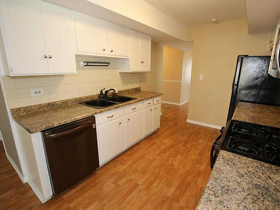 4th image of 989 Hillcrest Blvd