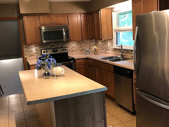 5th image of 704 S Benwood Dr