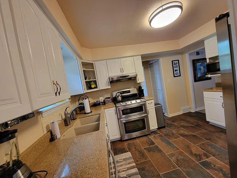 18925 Lothmoor Drive Lower — Photo 6