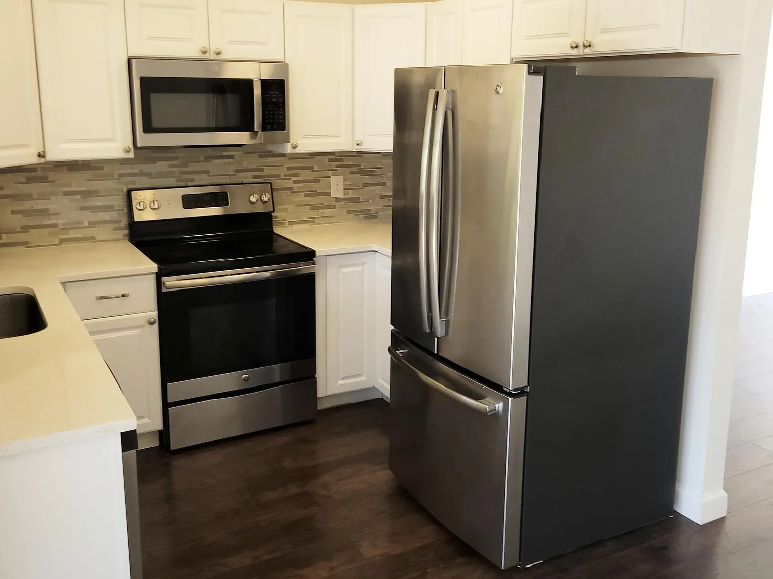 3 bed, 2.0 bath, 1067 sqft, $3,000 — Photo 3