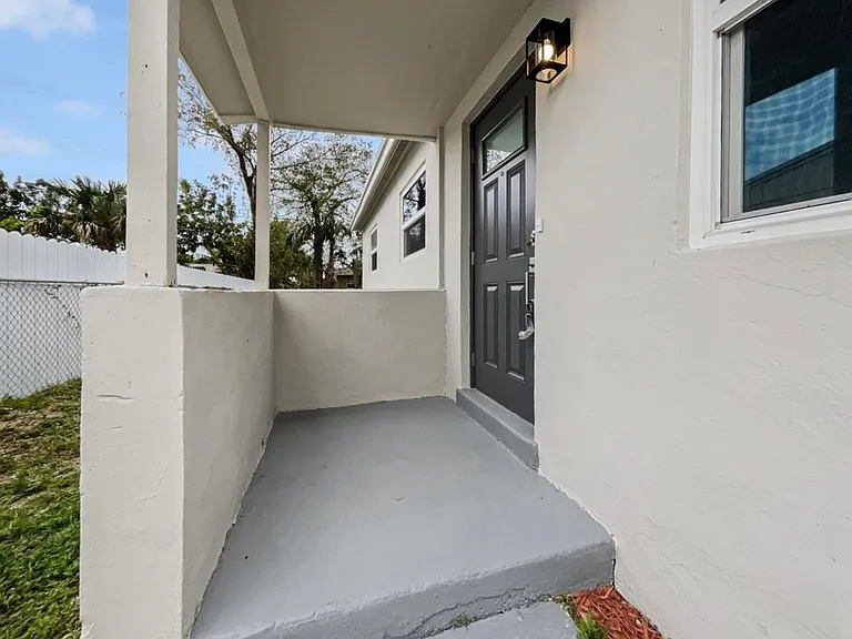 3360 NW 8th Pl — Photo 3