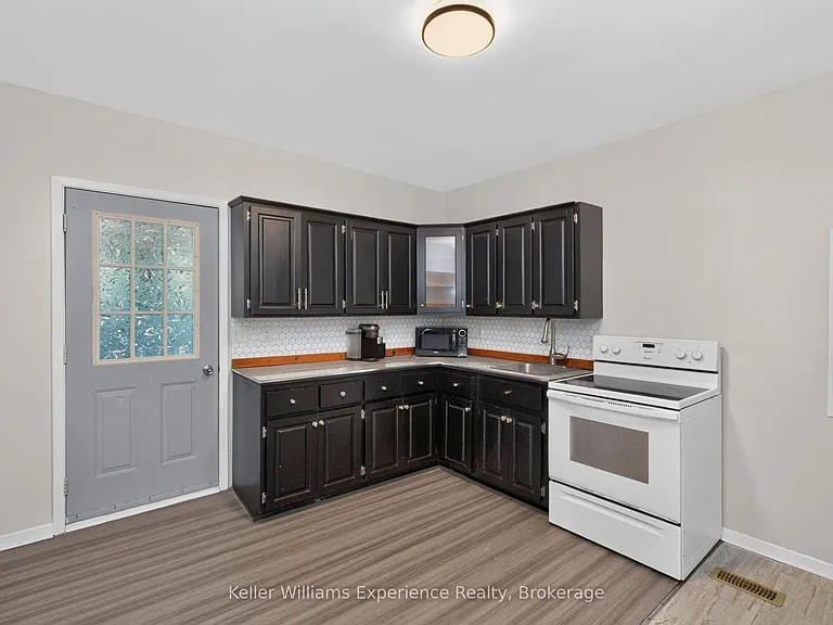 647 Ottawa St — Photo 5