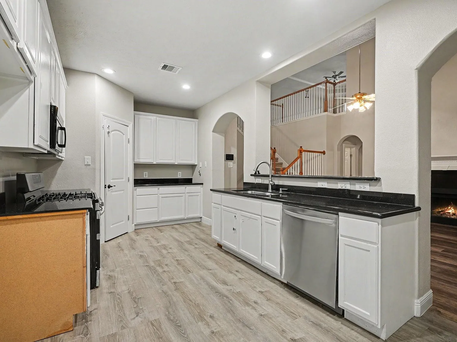 4 bed, 2.5 bath, 2562 sqft, $2,750 — Photo 4