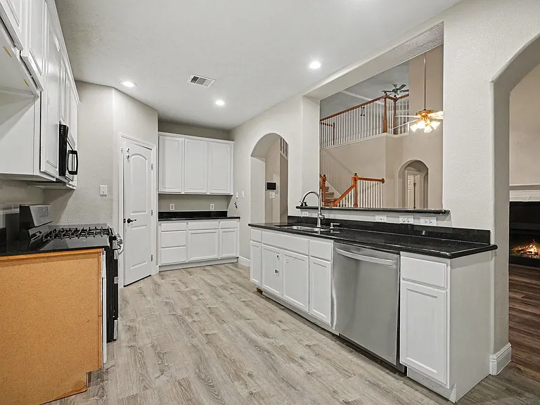 3808 Armand Dr — Photo 4