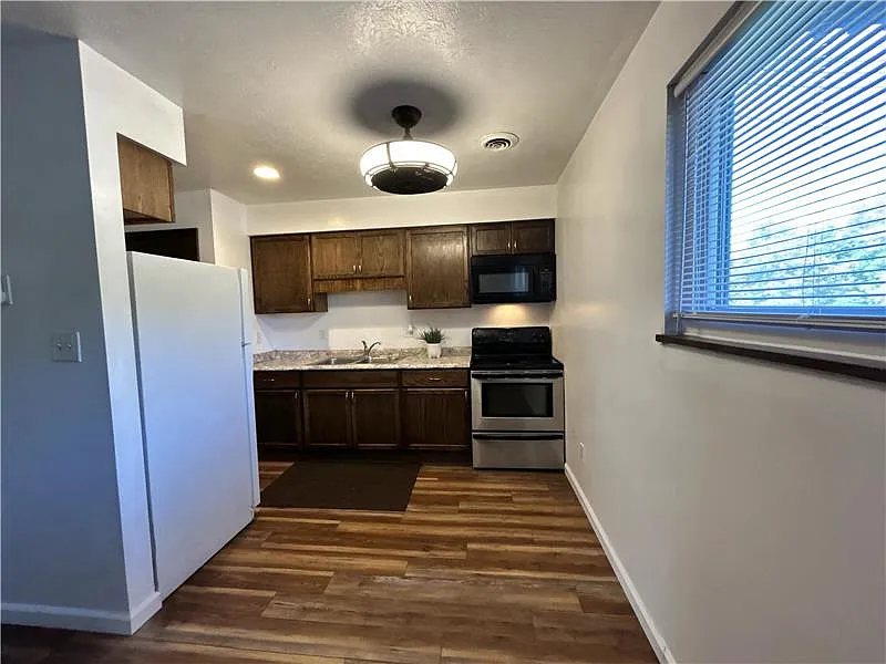 2 bed, $650 — Photo 3