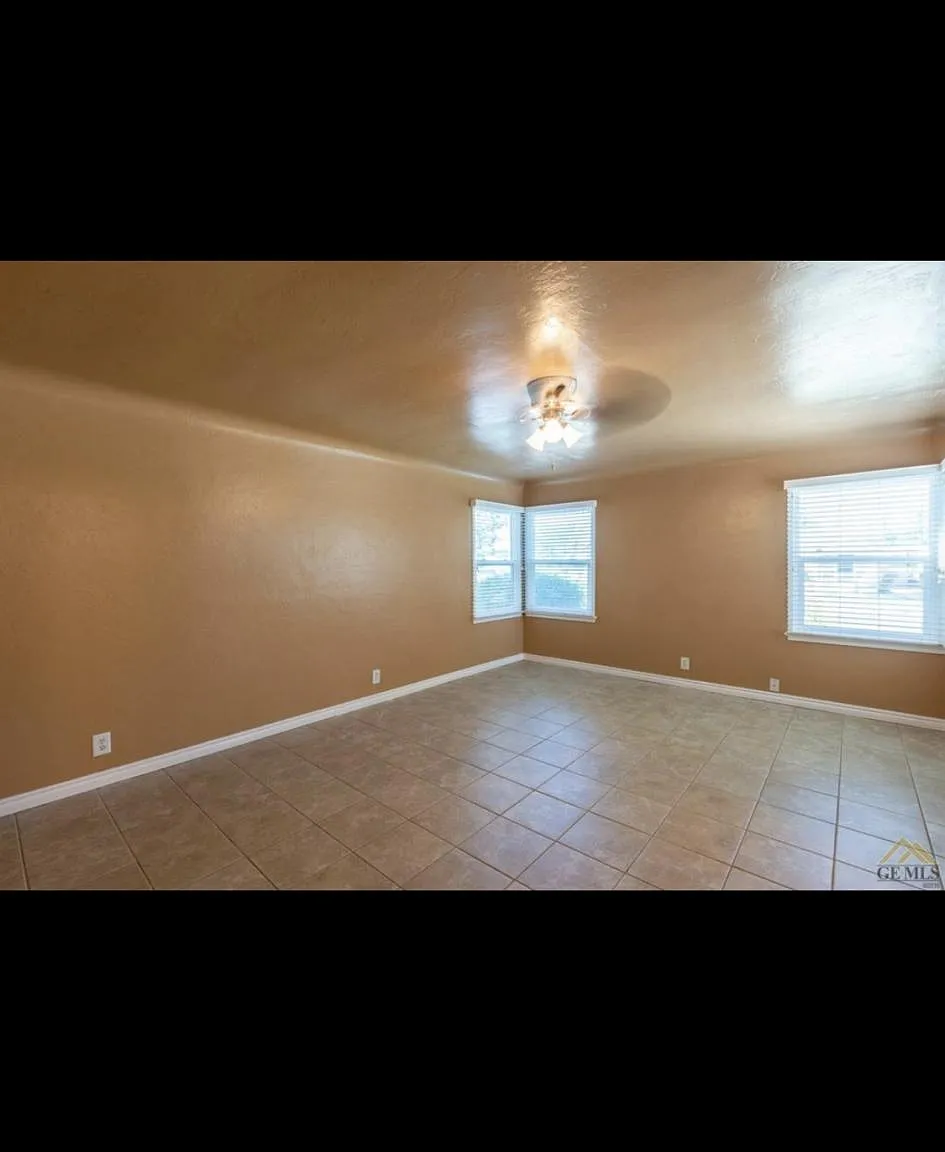 1115 Glade St — Photo 2