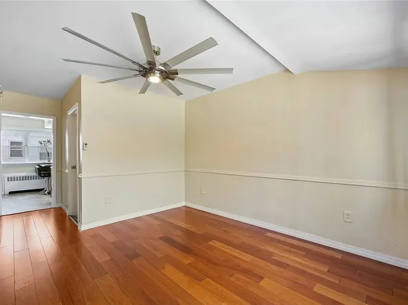 986 N 1st St, New Hyde Park, NY 11040