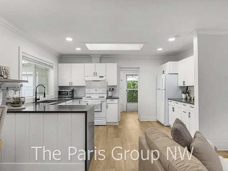 2303 NE 7th St — Photo 6