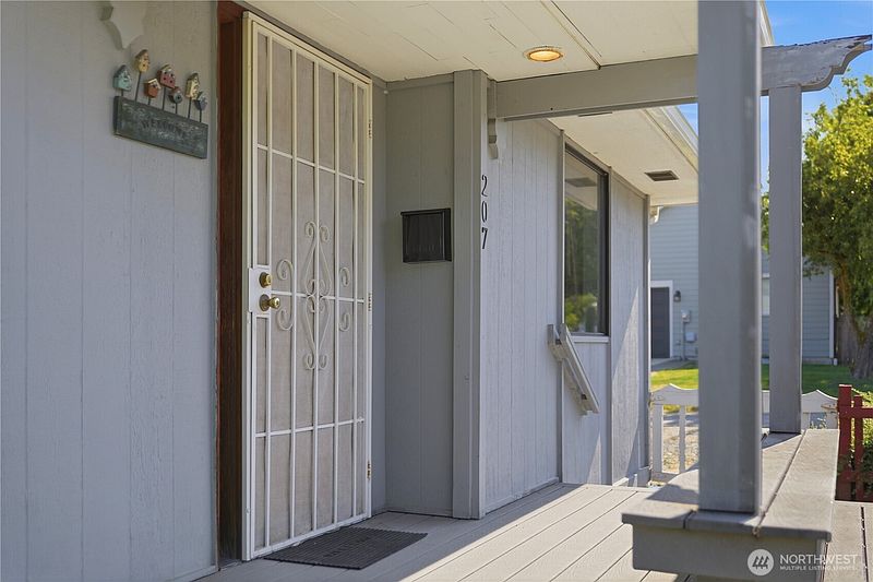 3rd image of 207 E 84th Street