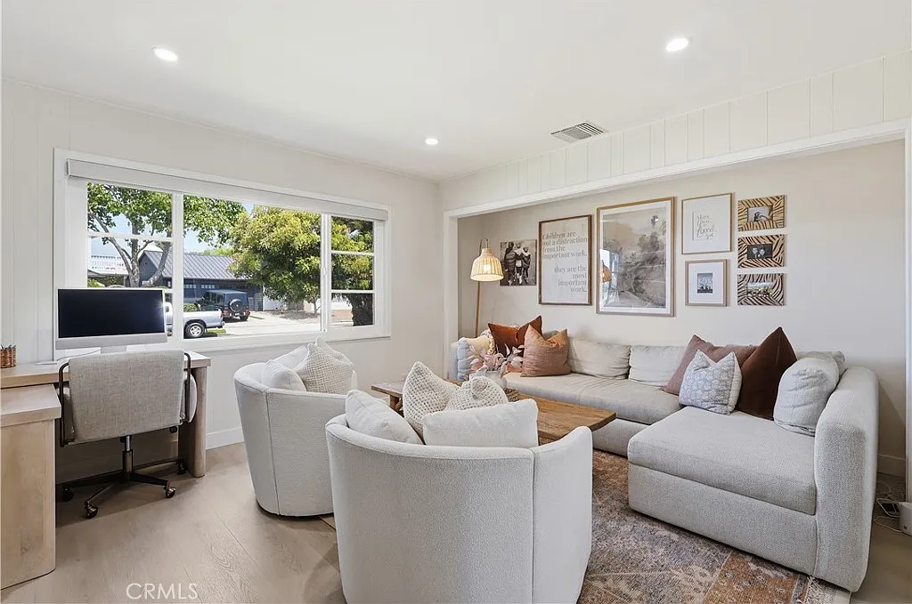 3 bed, 2.5 bath, 2135 sqft, $9,500 — Photo 2
