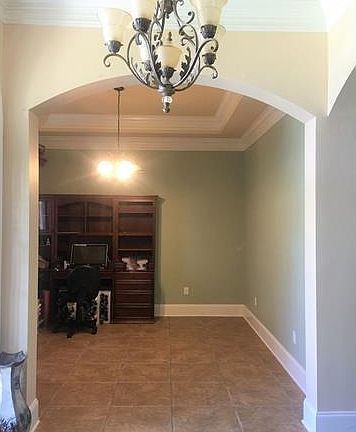 3rd image of 1912 Squirewood Dr E