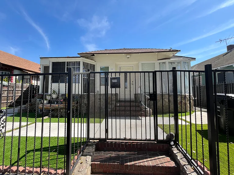 2910 S Budlong Ave — Photo 1