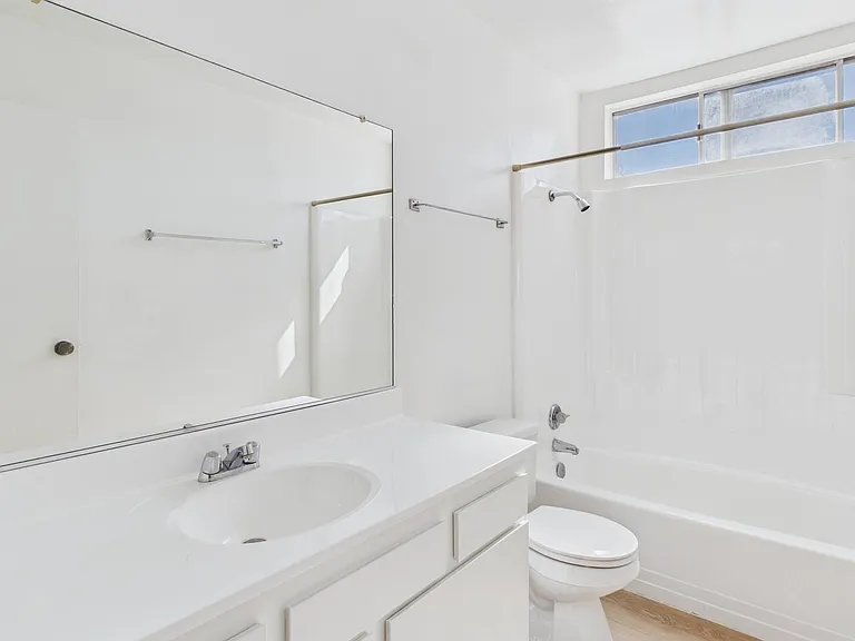 La Cresta Apartments — Photo 32
