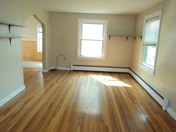 3rd image of 242 Seymour St