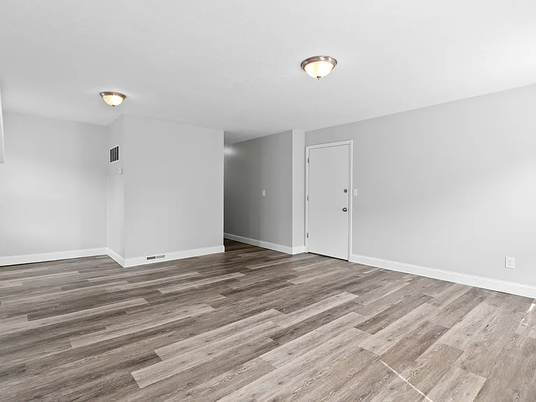 1544 W 29th St #3 — Photo 8