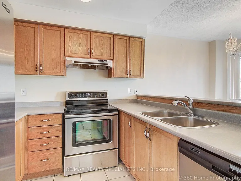 97 Piperbrook Cres — Photo 4