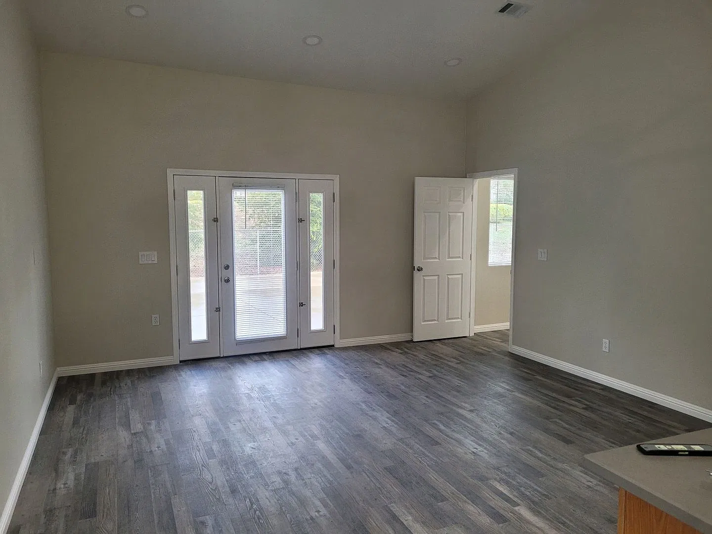 Amazing 1 Bedroom ADU Custom interior, quiet secure, high end neighborhood — Photo 2