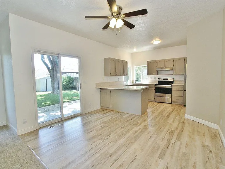 1334 N Gawaine Pl — Photo 8