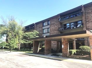 101 Lake Hinsdale Dr APT 105, Willowbrook, IL 60527