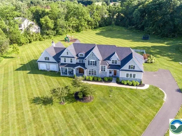 715 Arrowhead Ln, Breinigsville, PA 18031
