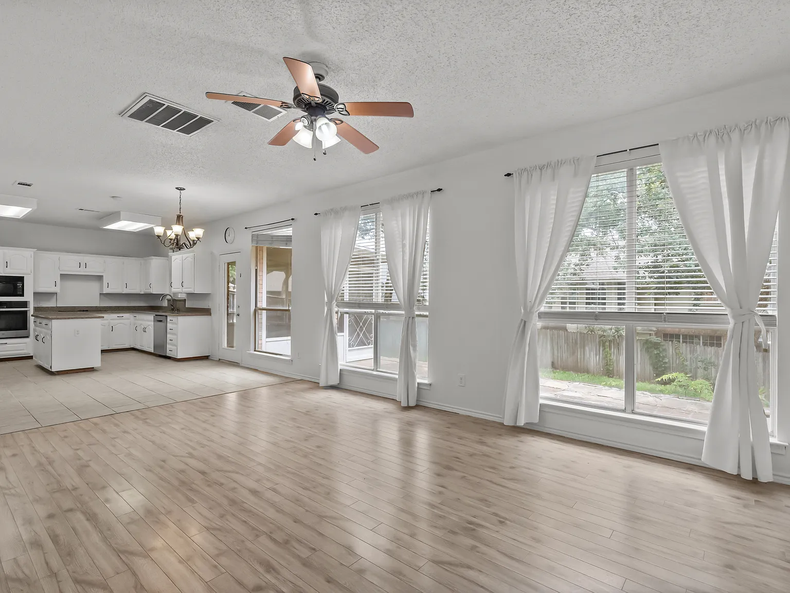 4 bed, 2.5 bath, 2411 sqft, $3,290 — Photo 4