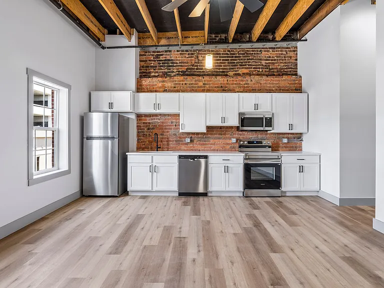 213 E Main St — Photo 14