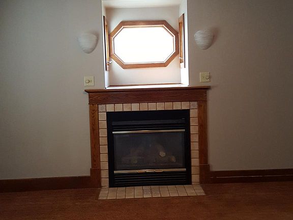 Gas fireplace in LR