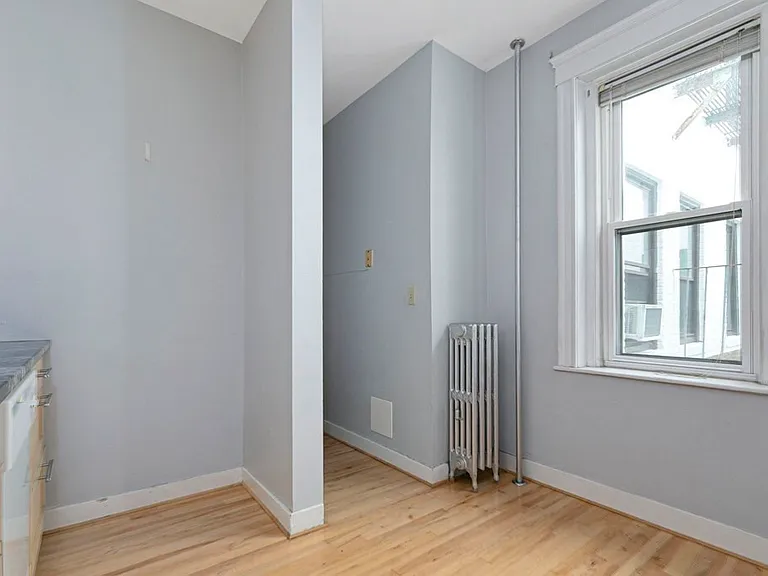 153 Strathmore Rd #5 — Photo 4