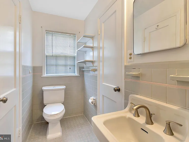970 N Quintana St — Photo 15