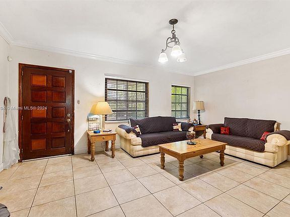 3rd image of 524 Mendoza Ave